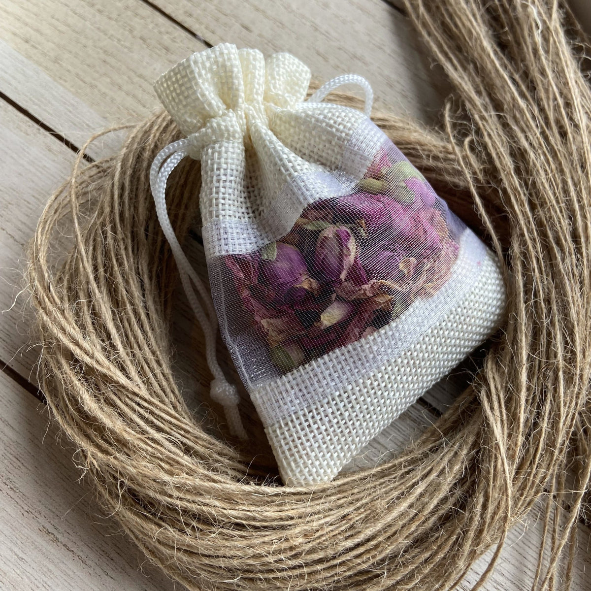 How are hessian bags made? Hessian Confetti Bags Confetti Bee