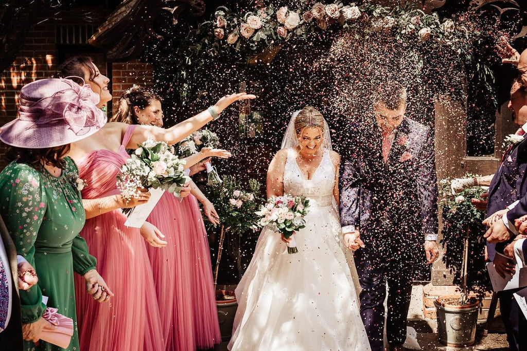 Fun and creative ways to use confetti at your wedding! - Confetti Bee