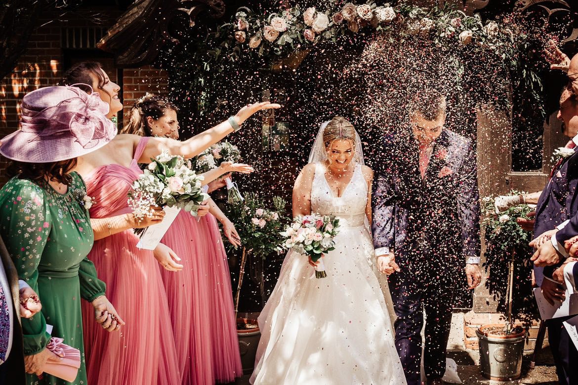Fun and creative ways to use confetti at your wedding! Confetti Bee
